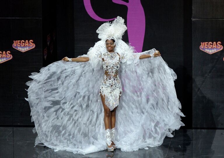 Участница конкурса из Анголы Ваумара Ребело на шоу национальных костюмов Мисс Вселенная-2013 Участница конкурса из Анголы Ваумара Ребело на шоу национальных костюмов Мисс Вселенная-2013