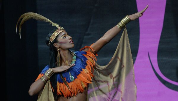 Участница конкурса с Гаити Мондиана Пьер на шоу национальных костюмов Мисс Вселенная-2013