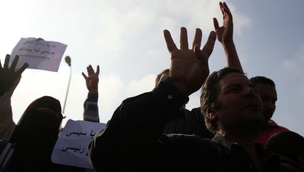 Сторонники Мурси перед зданием суда в Каире, фото с места события