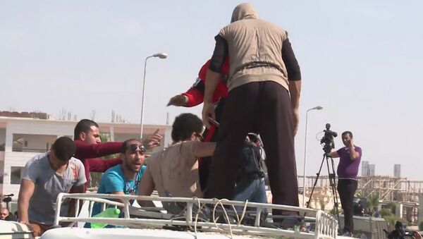 Митингующие сторонники Мурси пытались отнять телекамеру у журналиста в Каире