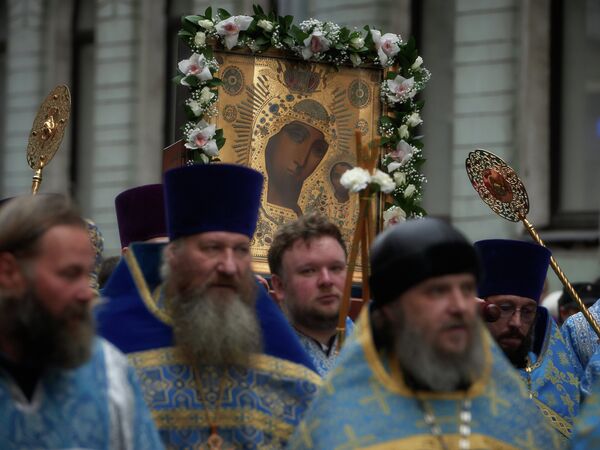 Общегородской крестный ход в честь праздника Казанской иконы Божией Матери и Дня народного единства в Санкт-Петербурге