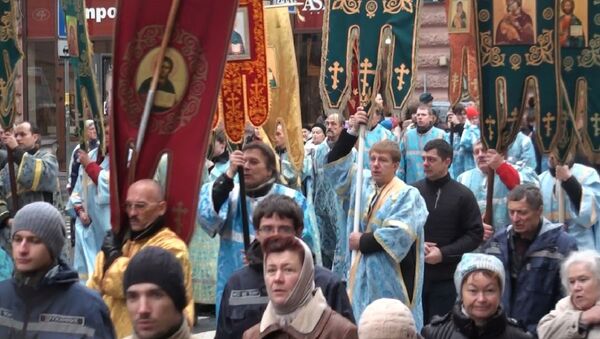 Непогода не помешала тысячам петербуржцев выйти на крестный ход