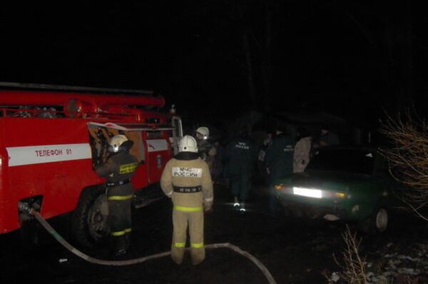 Пожарные эвакуировали 16 человек из горящего дома в Новосибирске, событийное фото