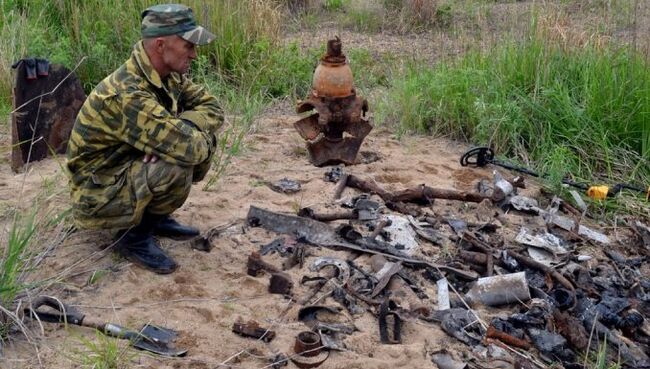 Извлечение из земли останков самолета, погибшего в годы войны