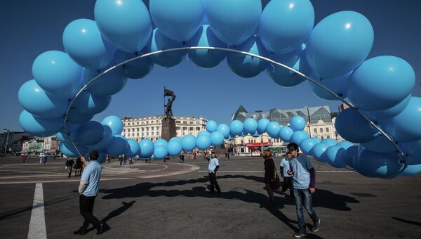 Центральная площадь Владивостока: участники флешмоба, символизирующего объединение усилий в борьбе с диабетом, выпускают в небо фигуру из воздушных шаров. . Фото с  места события