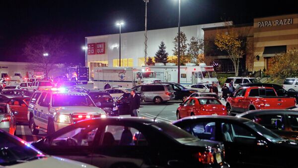 Полицейские на месте стрельбы в торговом центре Garden State Plaza в американском городе Парамус, штат Нью-Джерси, фото с места события