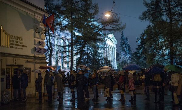 Посетители Ночи музеев стоят в очереди в Государственного музей изобразительных искусств имени Пушкина в Москве.