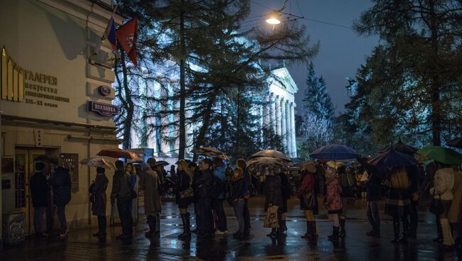 Посетители Ночи музеев стоят в очереди в Государственного музей изобразительных искусств имени Пушкина в Москве. Архивное фото