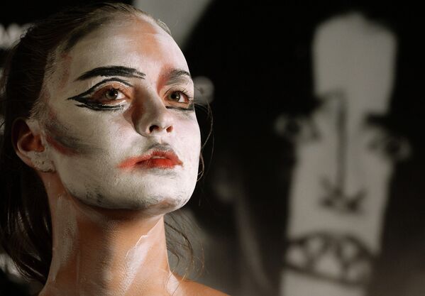 Участница мастер-класса по футуристическому макияжу в рамках акции Ночь искусств в Третьяковской галерее в Москве