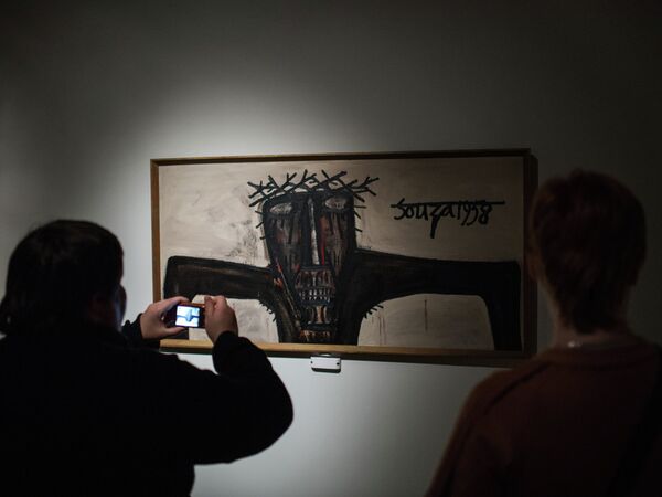 Посетительница фотографирует работу Элизабет Фринк Христос, прикованный к колонне в Государственном музее изобразительных искусств имени Пушкина в Москве