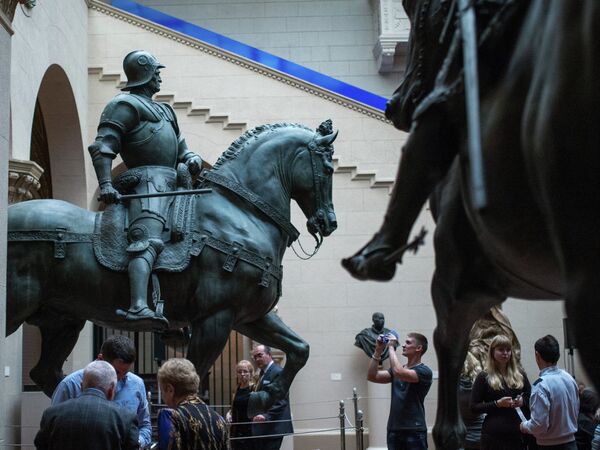 Посетители знакомится с экспозицией в Государственном музее изобразительных искусств имени Пушкина в Москве
