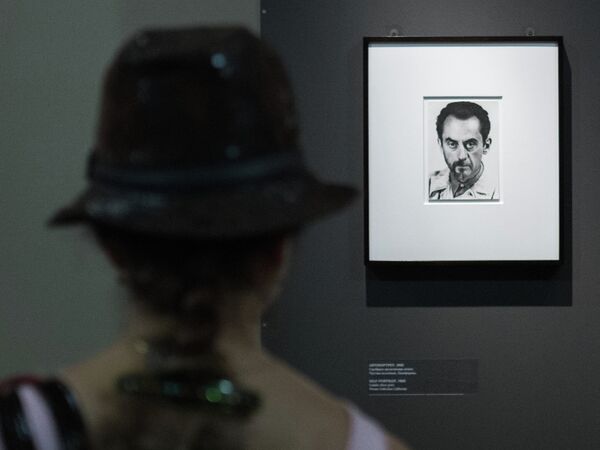 Посетительница знакомится с экспозицией на выставке Художественный мир Бриттена в Государственном музее изобразительных искусств имени Пушкина в Москве