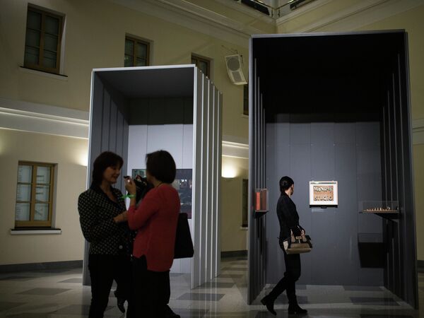 Посетители Ночи музеев на выставке Ман Рея в музее личных коллекций Государственного музея изобразительных искусств имени Пушкина в Москве