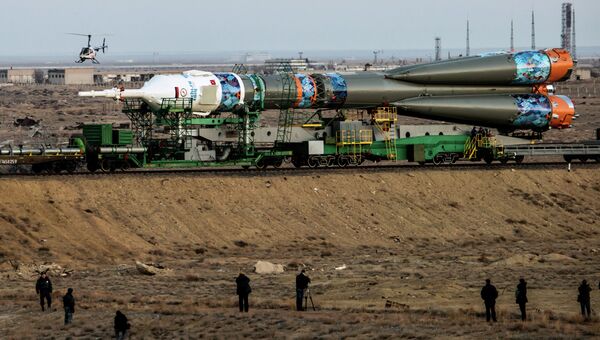 Вывоз и установка PH Союз-ФГ с ТПК Союз ТМА-11М на старт космодрома Байконур