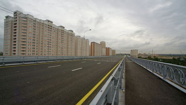 Правая эстакады Комсомольского проспекта в районе Некрасовка ЮВАО Москвы. Архивное фото