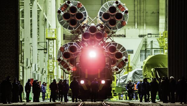Вывоз и установка PH Союз-ФГ с ТПК Союз ТМА-11М на старт космодрома Байконур, архивное фото