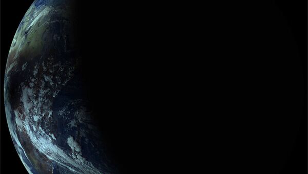 Российский метеоспутник Электро-Л сделал снимки редкого гибридного солнечного затмения, архивное фото