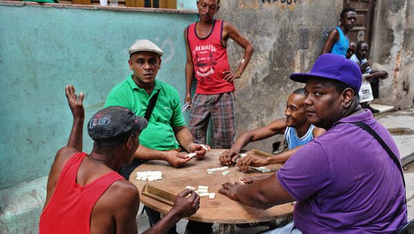Местные жители играют в домино на улице Старой Гаваны