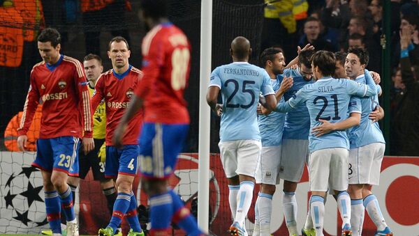 Футболисты Манчестер Сити поздравляют друг друга с голом, забитым в ворота ЦСКА