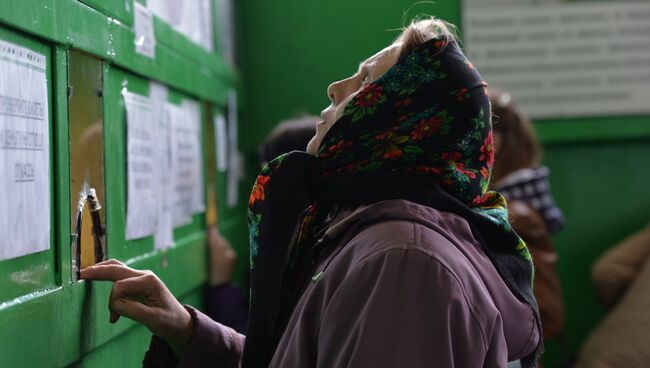 Пассажирка, покупающая билет на автовокзале в городе Тара Омской области.