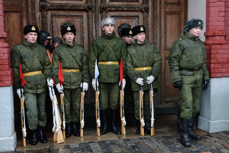 Военнослужащие во время репетиции торжественного марша, посвященного военному параду