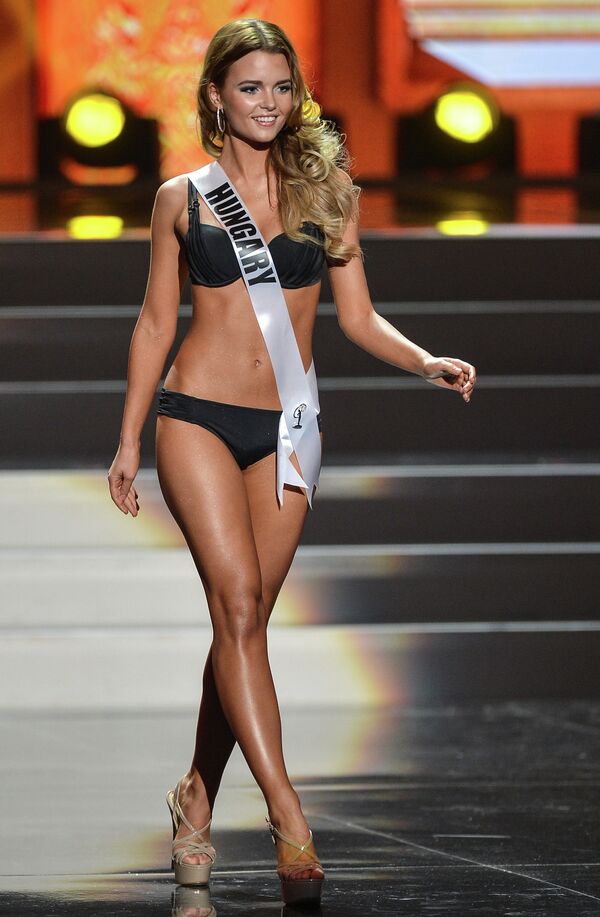Участница конкурса Мисс Вселенная-2013 из Венгрии Ребека Карпати во время полуфинала