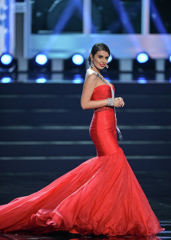 Участница конкурса Мисс Вселенная-2013 из России Эльмира Абдразакова во время полуфинала