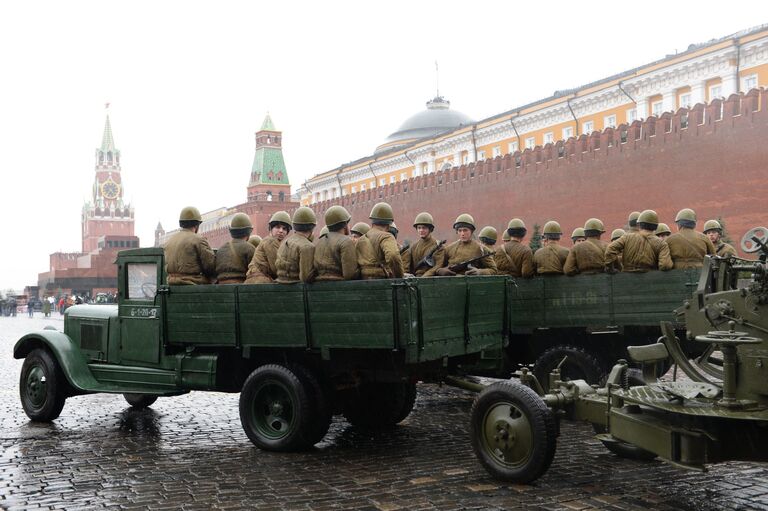 Военнослужащие во время репетиции торжественного марша