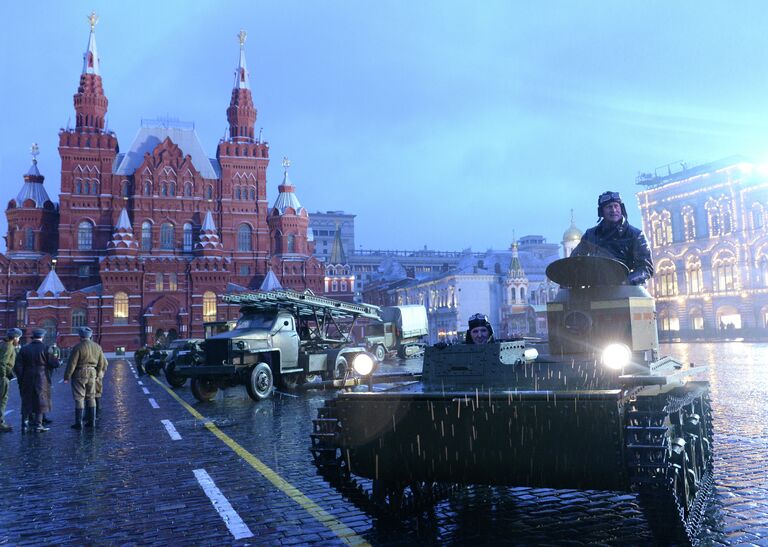 Военнослужащие во время репетиции торжественного марша