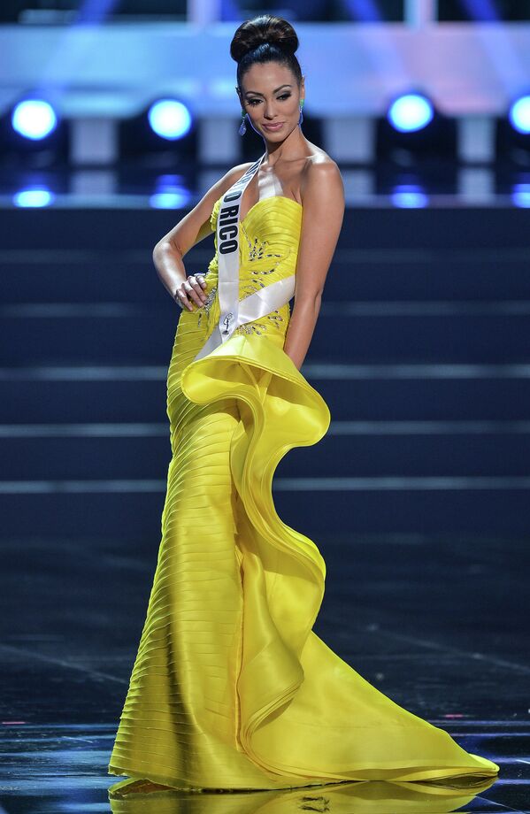 Участница конкурса Мисс Вселенная-2013 из Пуэрто Рико Моник Мари Перес во время полуфинала
