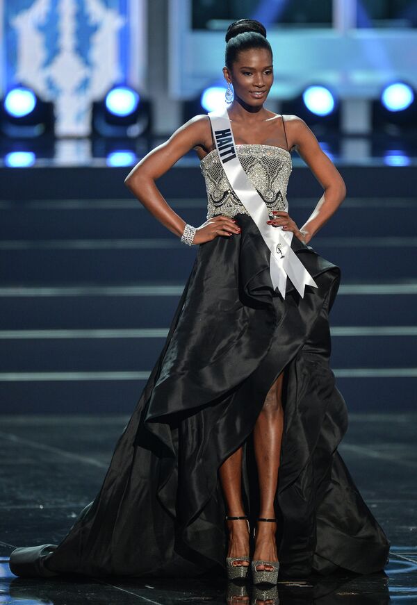 Участница конкурса Мисс Вселенная-2013 с Гаити Мондиана Пьер во время полуфинала