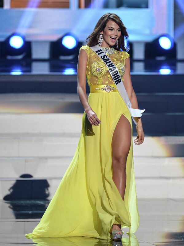 Участница конкурса Мисс Вселенная-2013 из Сальвадора Альба Марисела во время полуфинала