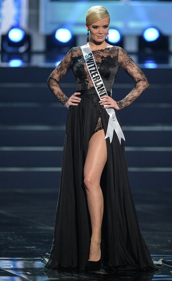 Участница конкурса Мисс Вселенная-2013 из Швейцарии Доминик Риндеркнехт во время полуфинала