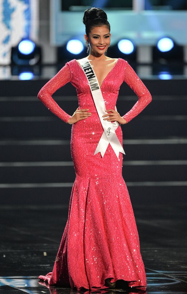 Участница конкурса Мисс Вселенная-2013 из Вьетнама Тхи Май Труонг во время полуфинала