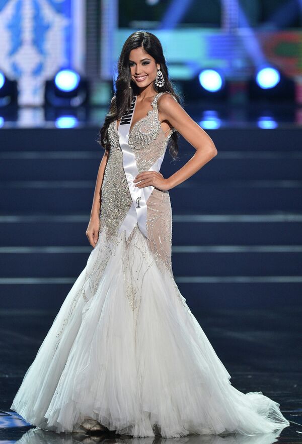 Участница конкурса Мисс Вселенная-2013 из Испании Патрисия Родригес во время полуфинала