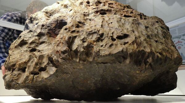Главная масса челябинского метеорита, поднятая со дна озера Чебаркуль