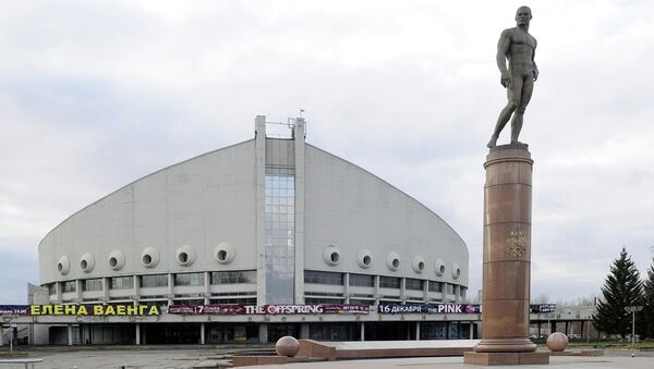 Памятник Ивану Ярыгину перед дворцом спорта, названным в его честь в Красноярске, архивное фото