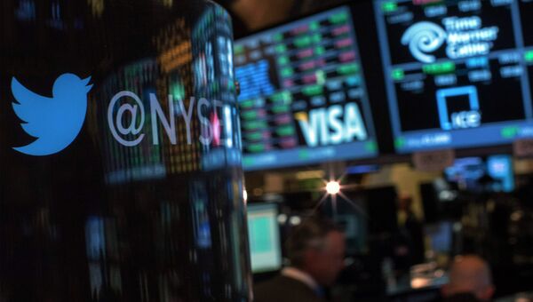 Логотип Twitter на экране Нью-Йоркской фондовой биржи, архивное фото