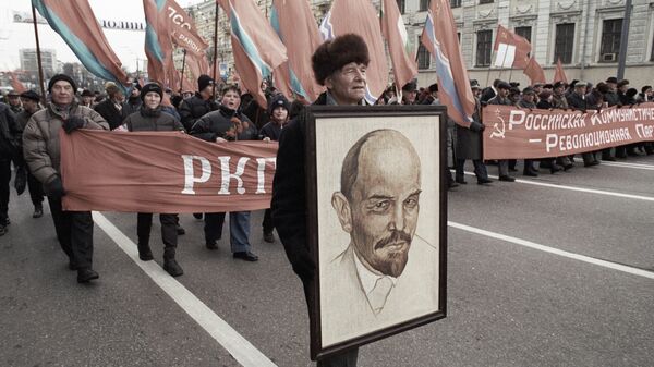 Шествие коммунистов по улицам Москвы