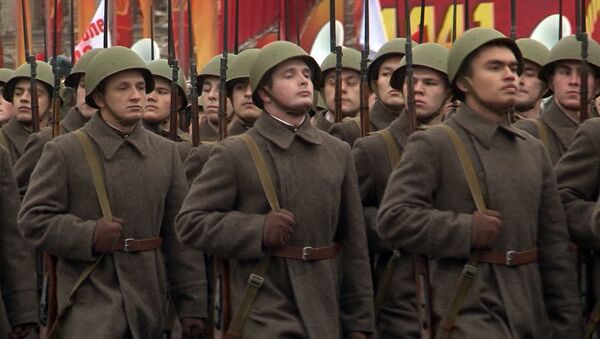 Парад, как в 1941 году: бойцы Красной армии и танки на марше у Кремля