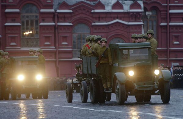 Участники парада в форме Красной армии времен Великой Отечественной войны