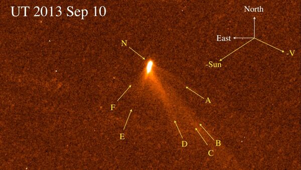 Комета P/2013 P5 на снимке с телескопа Хаббл, стрелками показаны пылевые хвосты
