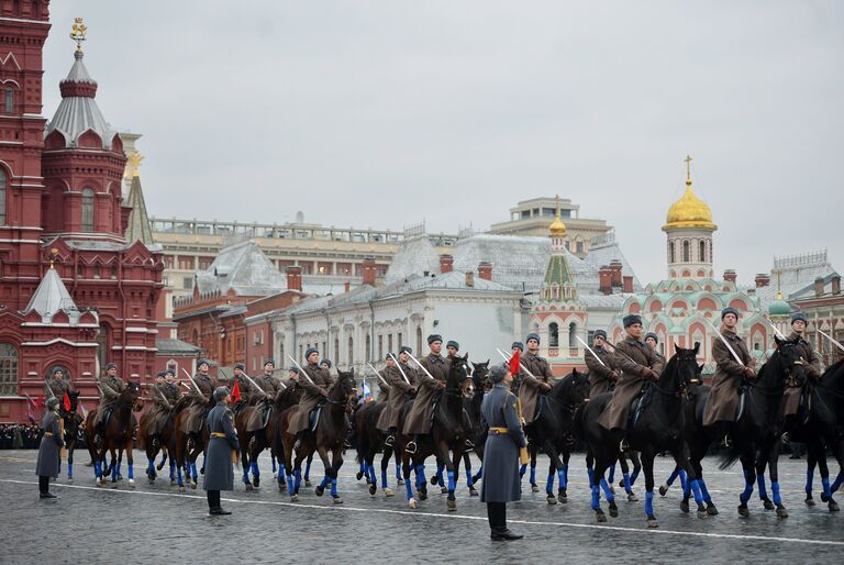 Военнослужащие в форме Красной армии времен Великой Отечественной войны