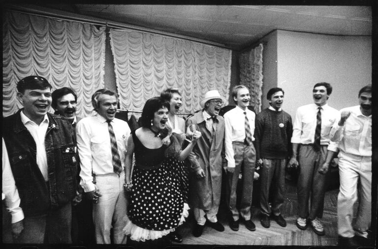 Команда КВН Новосибирского госуниверситета перед игрой, архивное фото Команда КВН Новосибирского госуниверситета перед игрой, архивное фото