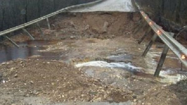Размыв дороги в Бокситогорском районе Ленобласти из-за деятельности бобров