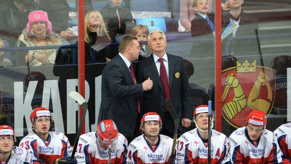 Зинэтула Билялетдинов (на заднем плане, справа) и российские хоккеисты в матче второго этапа Еврохоккейтура 2013/14. Фото с места события