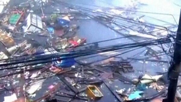 Разрушенные здания, ливень и потоки воды - супертайфун Йоланда на Филиппинах