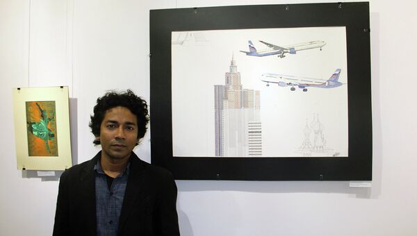Адарш Синха на фоне одной из своих картин на тему Москвы
