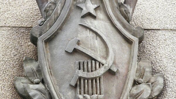 Эмблема на здании Федеральной службы безопасности России. Архивное фото