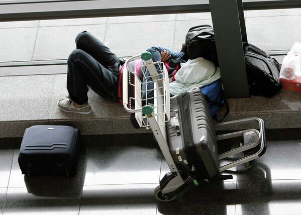 Пассажир ожидает вылета в аэропорту Манилы